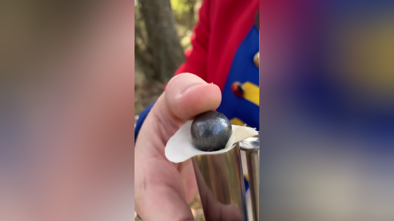 燧石枪是历史上广泛使用的火器 采用前膛装填弹药 过程相当费时