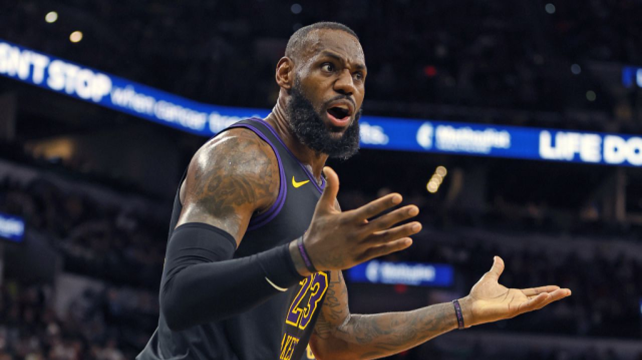 到底走没走步?慢镜头还原詹姆斯争议一幕 戈登疯狂示意走步遭无视