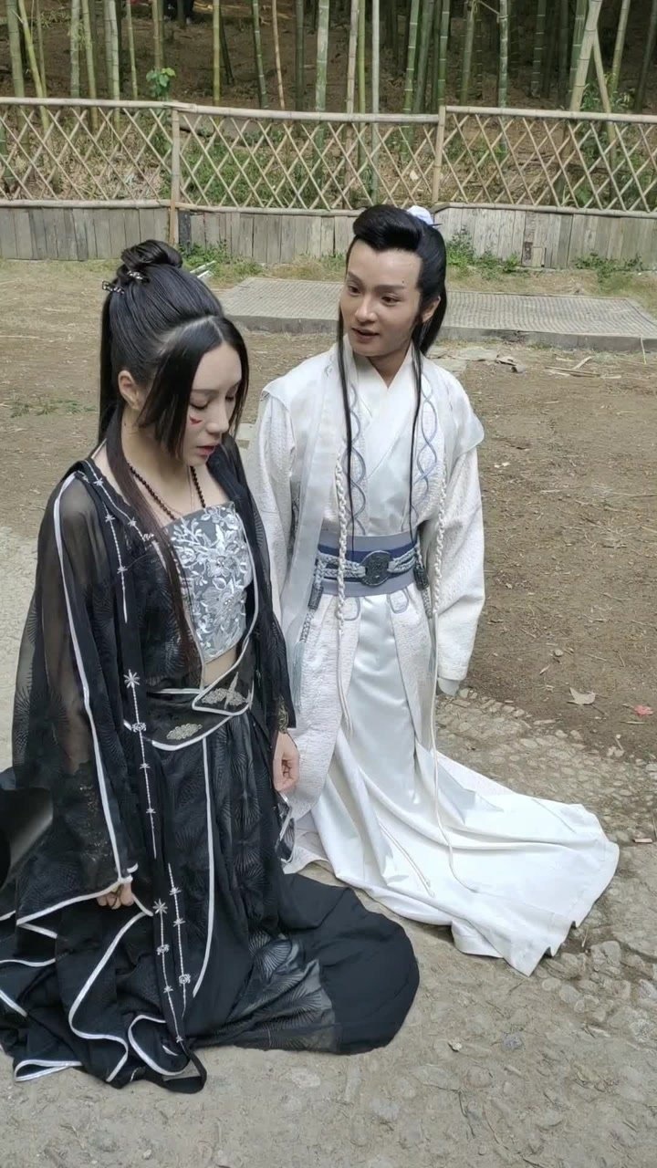 古裝戲的女主角暈倒躺在男演員懷裡女主畢業於上海戲劇學院