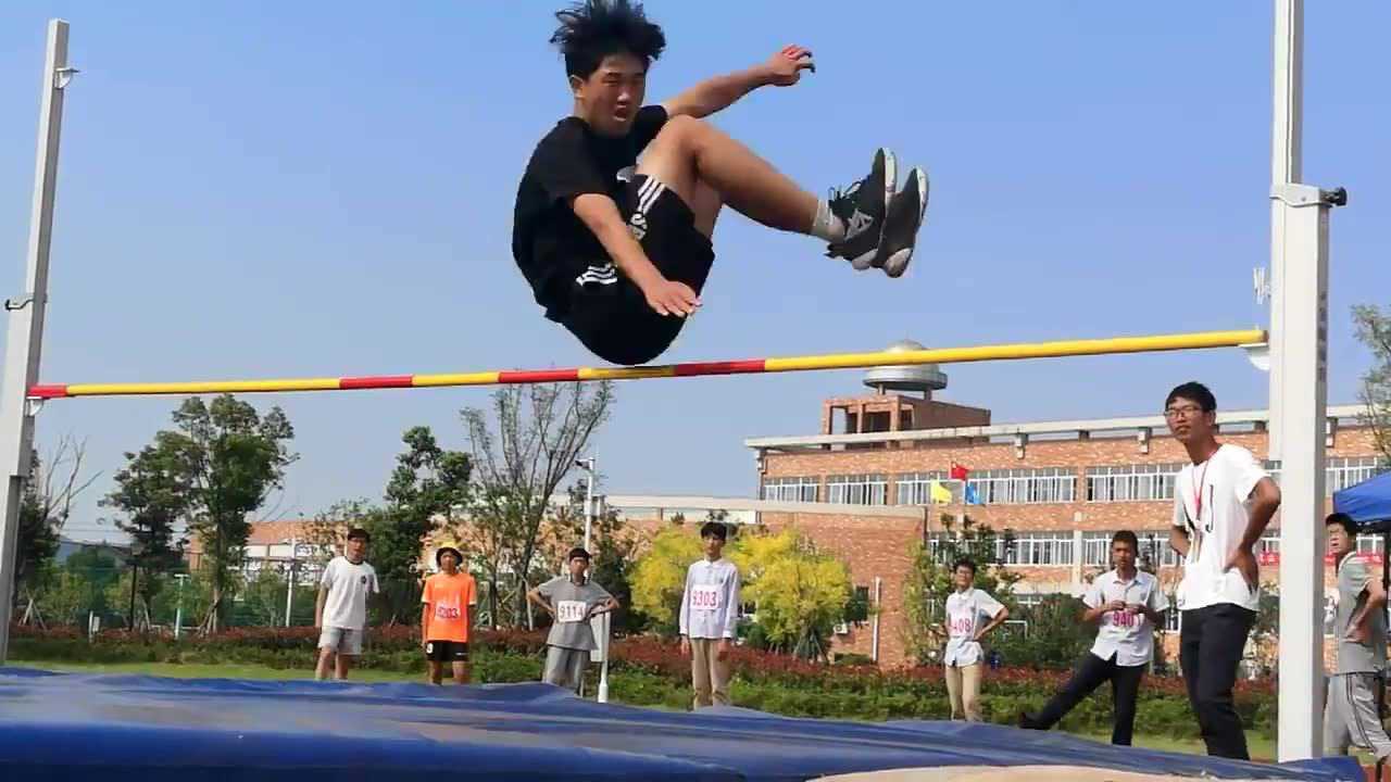 运动会跳高视频