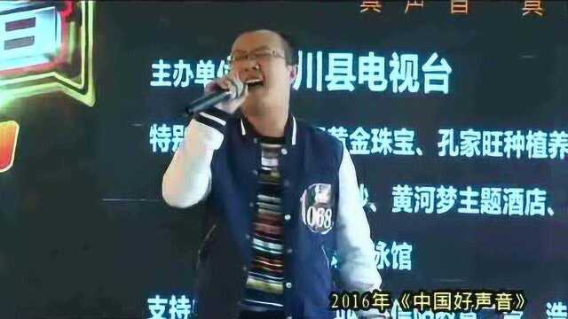 戴眼镜的小伙演唱《酒醉的探戈2001》引燃全场,人不可貌相!