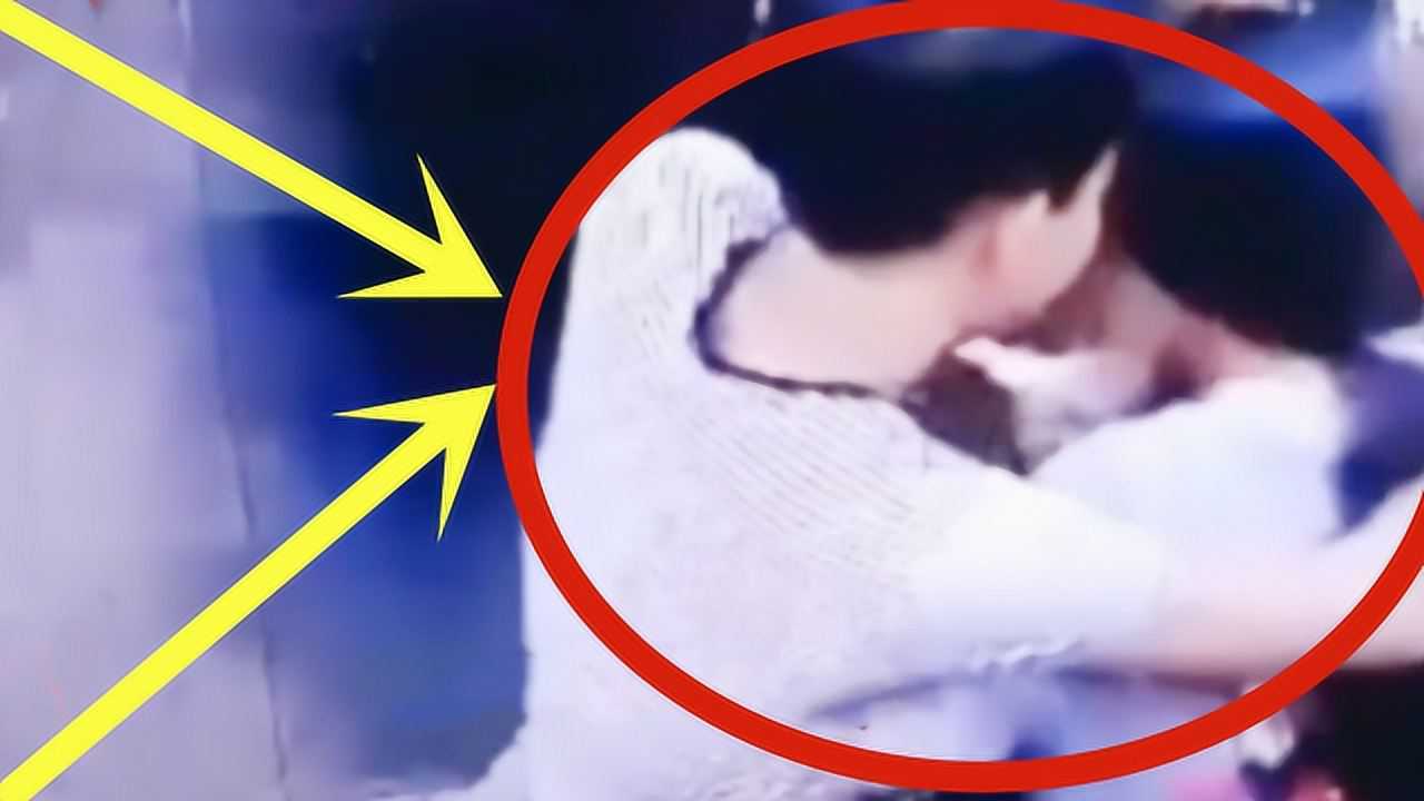 美女深夜回家突然遭到猥琐男强吻查看监控老公暴怒