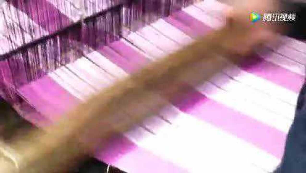 最传统的工艺用梭子织布中！_腾讯视频