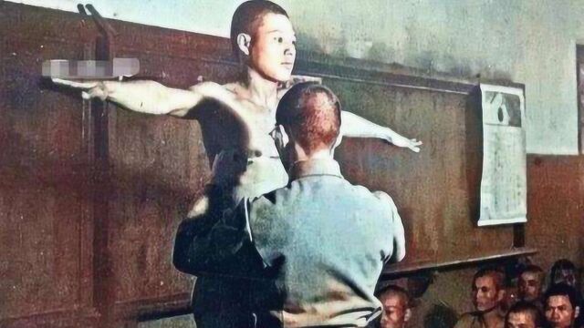 12岁少年偷偷参军,30年后成开国少将衣锦还乡,父亲认不出他