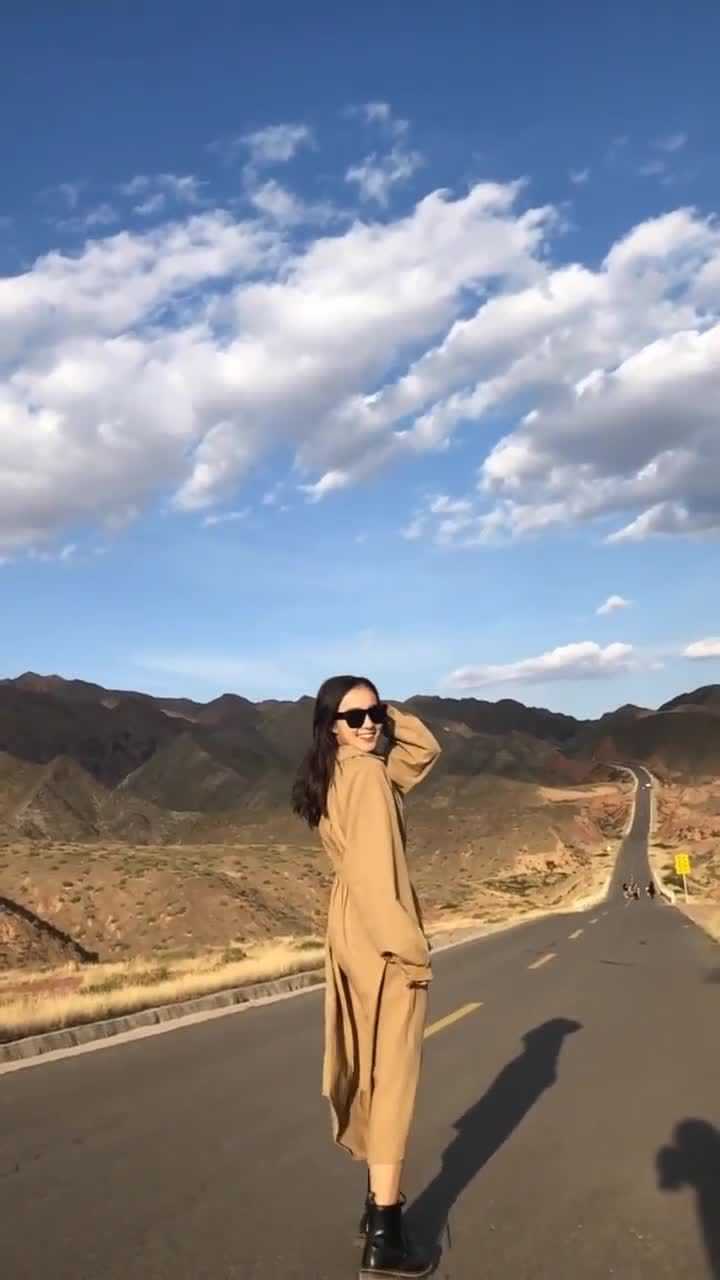 我也想一个人潇洒的走在路上,还带着墨镜,你怎么这么美