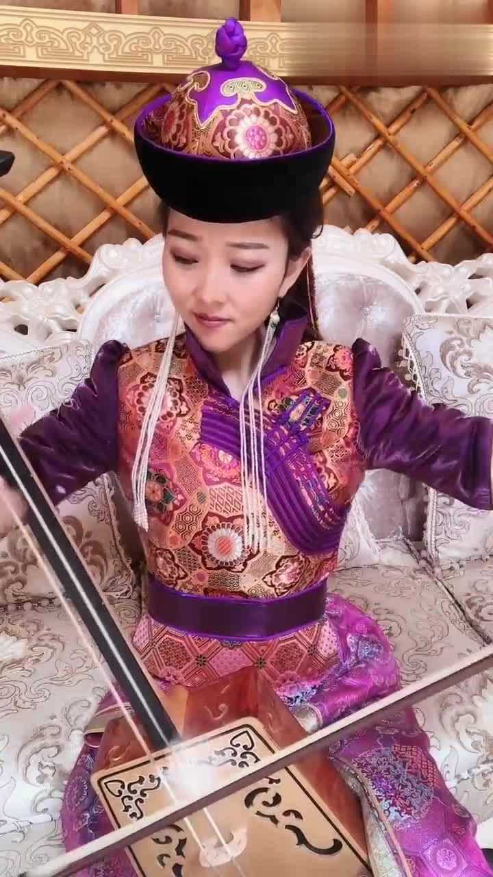 内蒙美女马头琴演奏《嘎达梅林》,好听至极,真是别有风采!