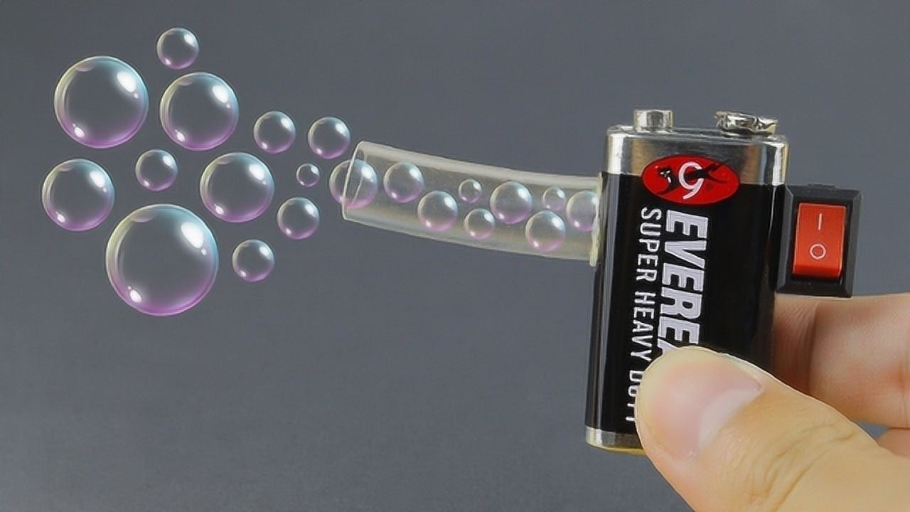 手工达人自制泡泡机,小发动机连接电池,就能自动吹出泡泡来
