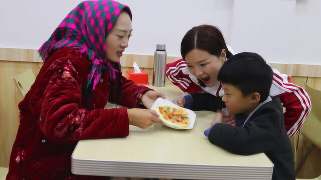 虎妞学习好,妈妈带虎妞进城吃披萨,虎妞把盘子都舔干净了