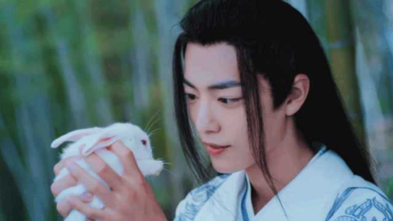 不愧是肖兔子肖战抱着兔子撒娇兔兔这么可爱怎么能吃兔兔呢