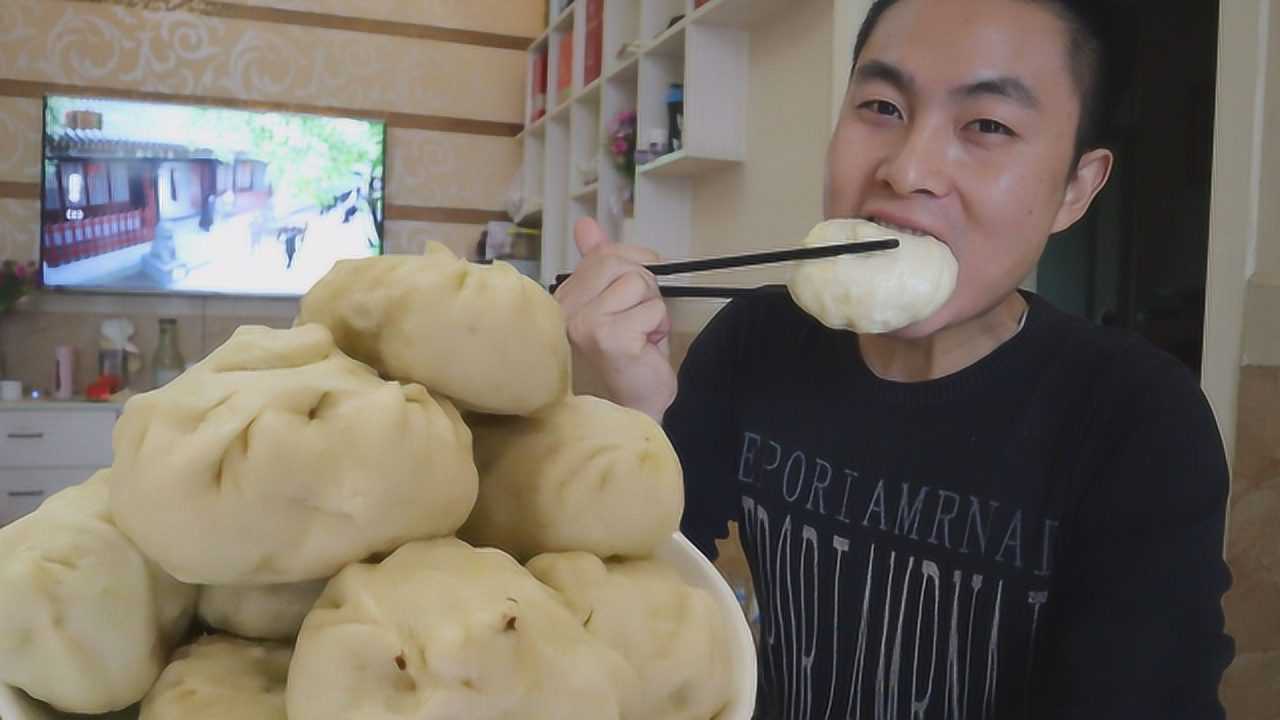 李涛娃蒸牛肉包子比拳头还大的包子吃一大盘配上蛋花汤吃爽了