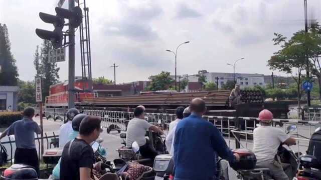 火车,DF7C5016推两节NX17K通过笕丁路专用线道口