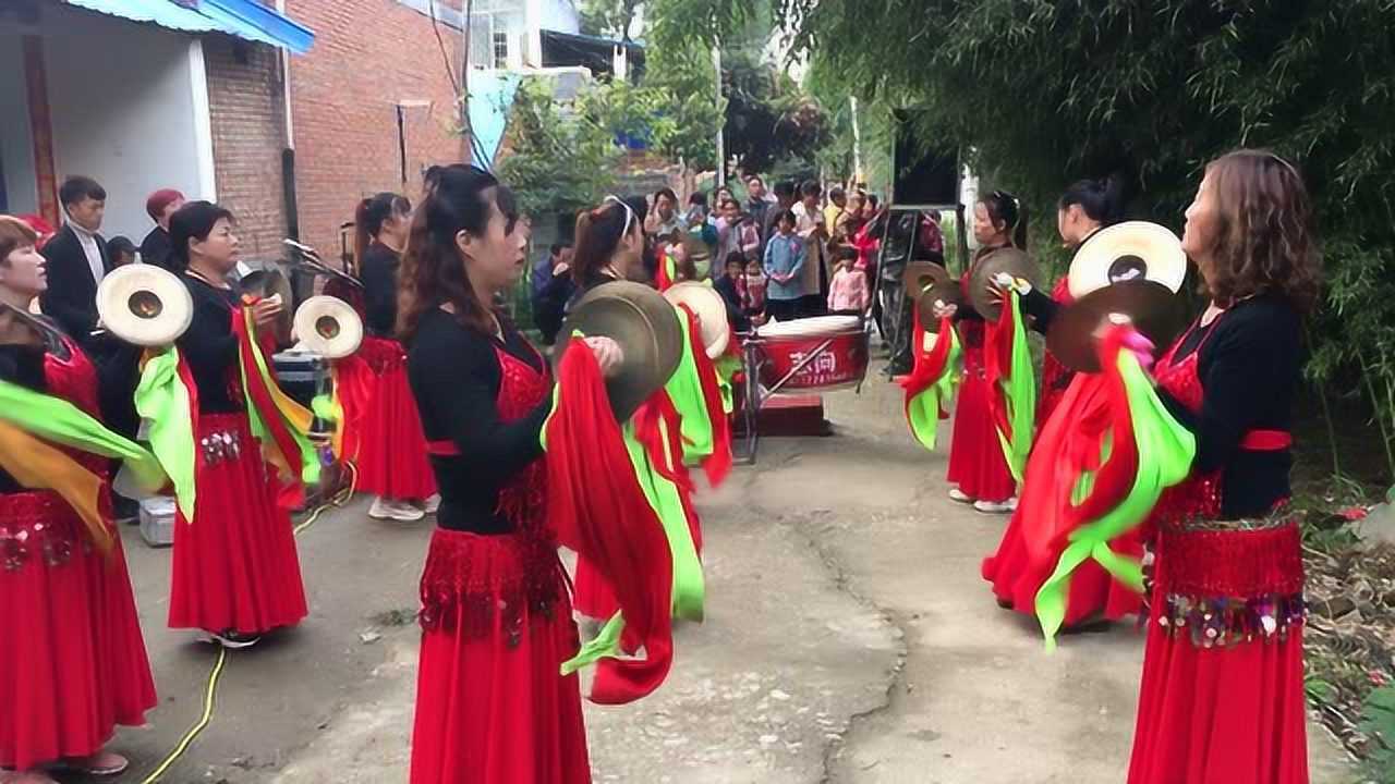 河南民间锣鼓队演奏传统民间小调美女大妈吹唢呐肺活量挺大呀
