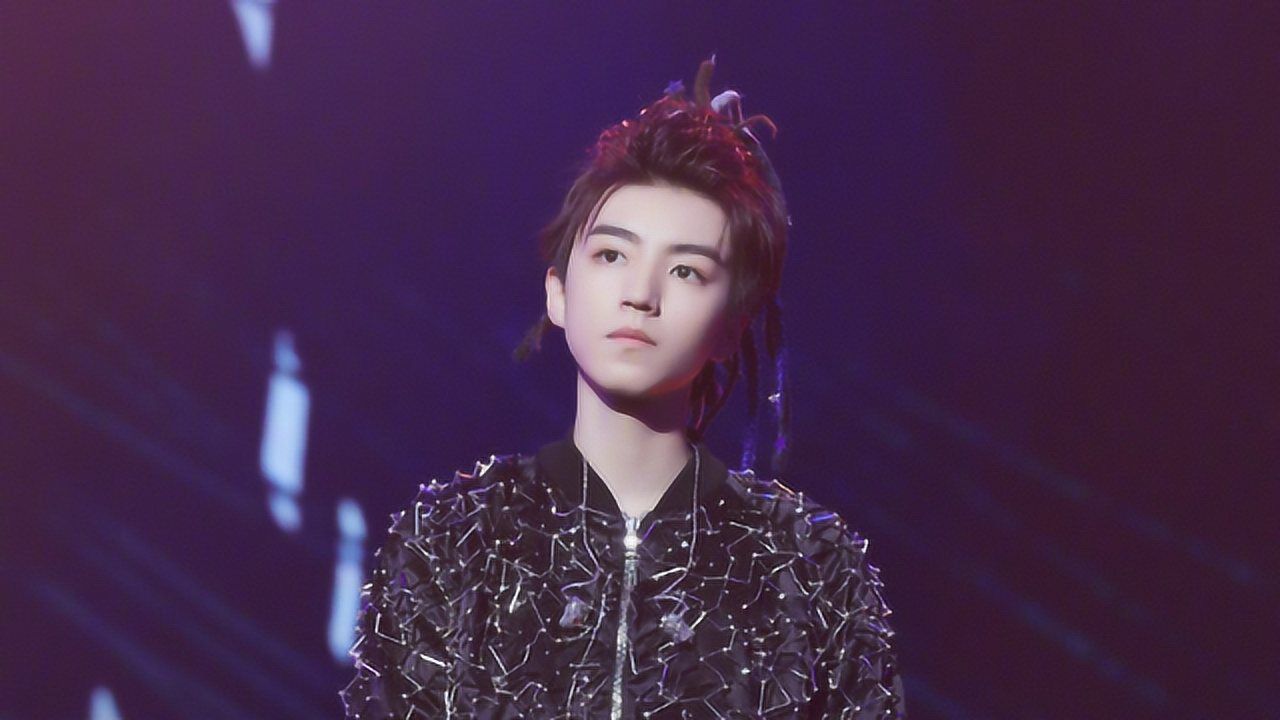 王俊凯扎脏辫唱摇滚,阳光大暖男化身朋克帅哥,气质这块掐的死死的!