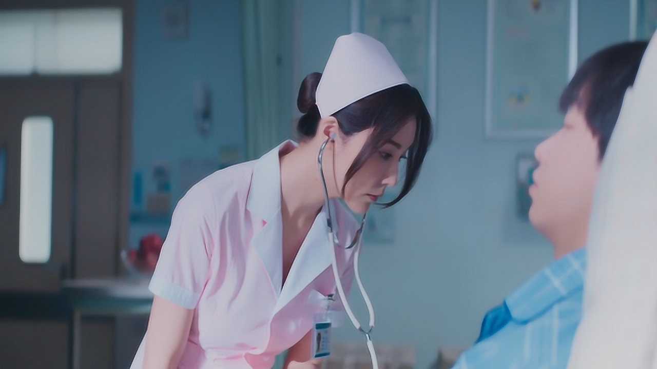 美女护士给小伙打针,小伙害羞喊出一句话,这段笑出眼泪