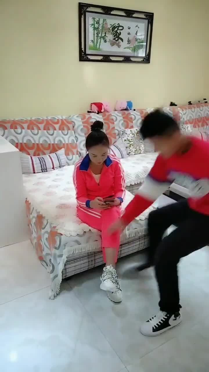 我妈让你尝尝挠脚心的滋味，今天终于报仇了。_腾讯视频