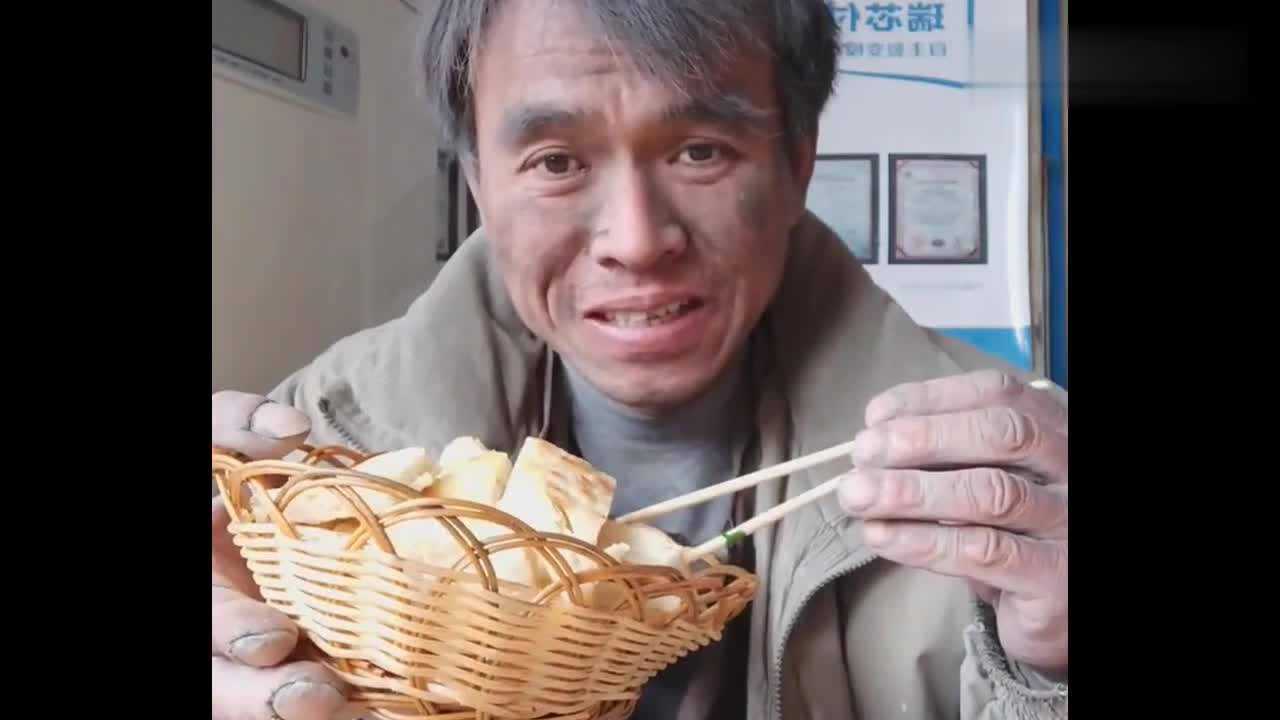 农民大哥辛苦了中午休息的时候简单吃点网友都是为了讨生活