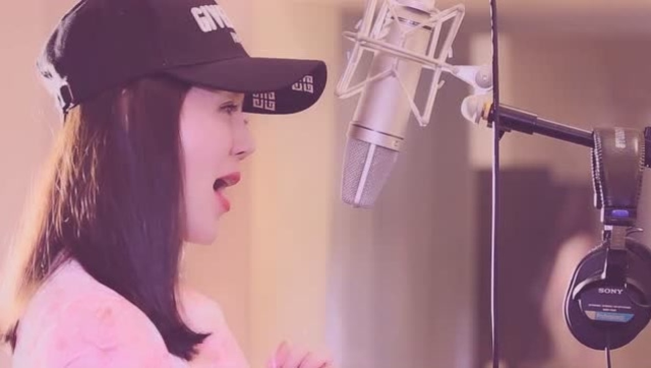 魏新雨《百花香》很火很流行,歌美舞美