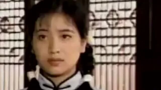 貌美女子一把抱住粟司令,粟司令不认识她,他是烈士的女儿!