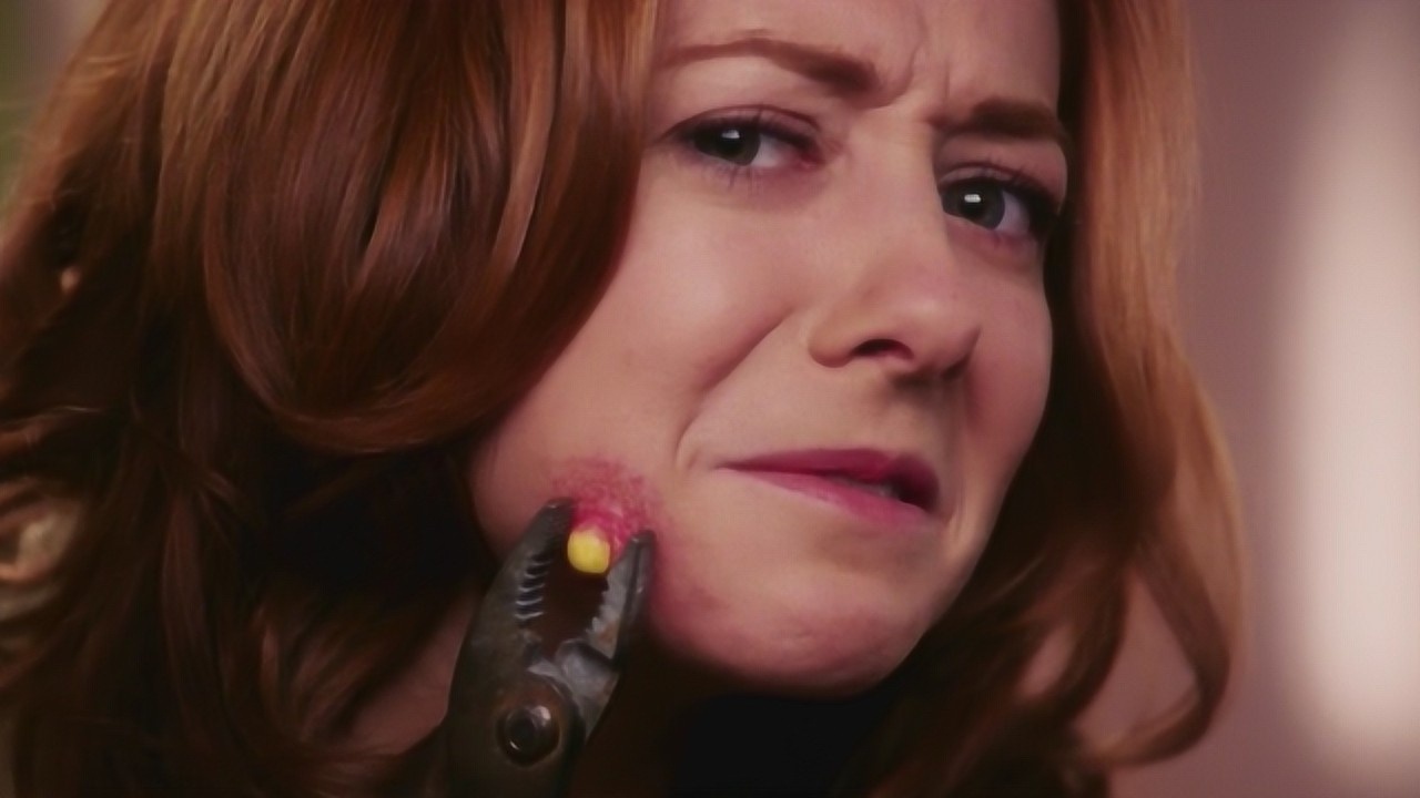 约会电影女孩一觉醒来发现脸上长了一颗痘痘于是她掏出了老虎钳