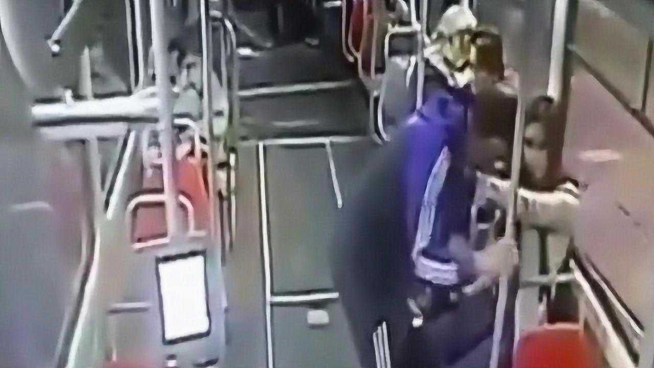 美女公交车上被侵犯，猥琐大叔揉摸拿捏样样精通，妹纸毫无招架之力！_腾讯视频