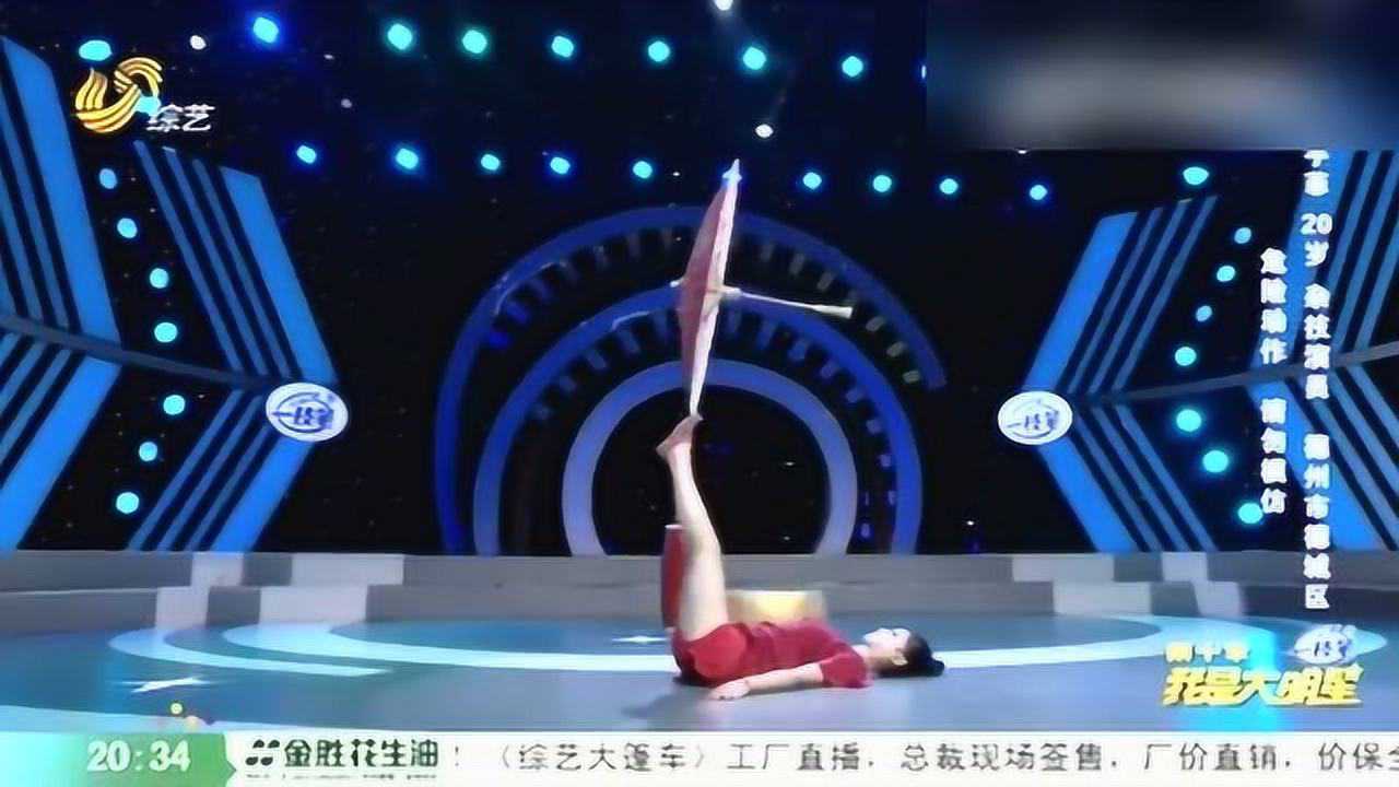 美女的脚真是灵活一脚绝活让人拍手称绝太有意思了