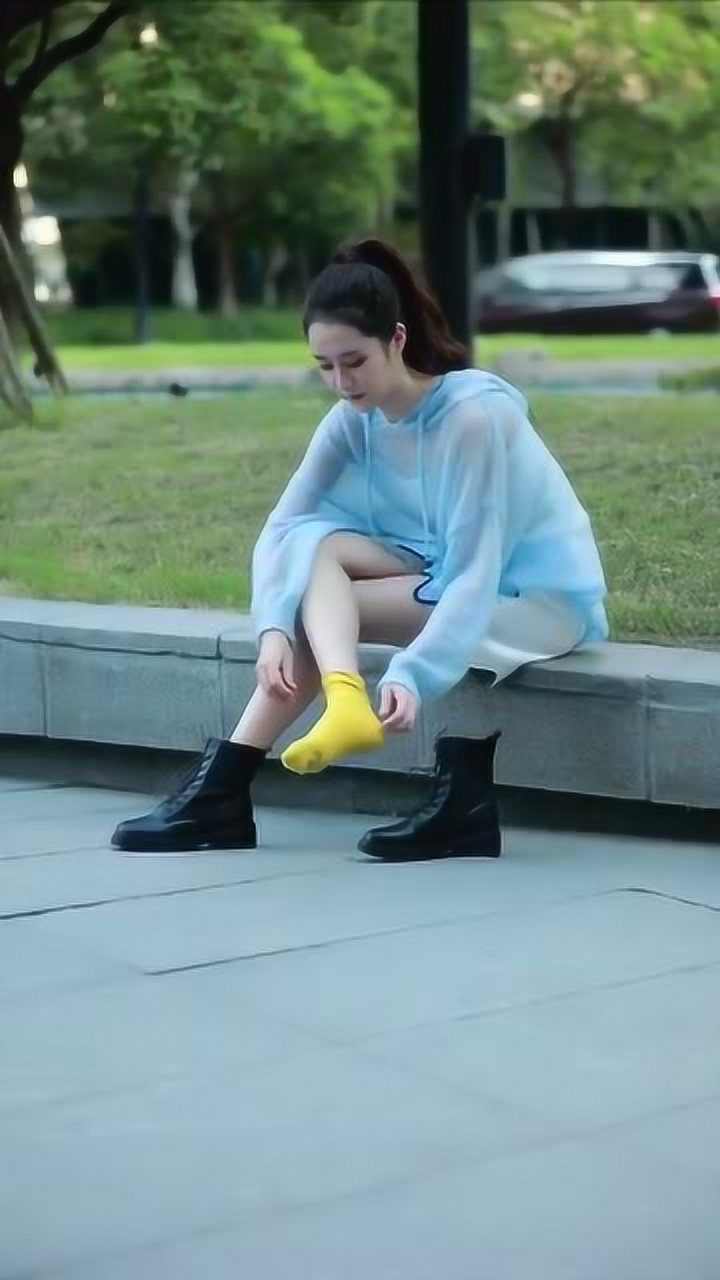 美女当街脱鞋穿袜子，竟然还觉得挺漂亮_高清