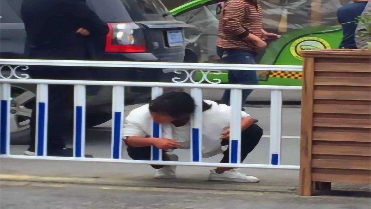 尴尬性感少妇翻护栏过马路180度转体致头被卡死