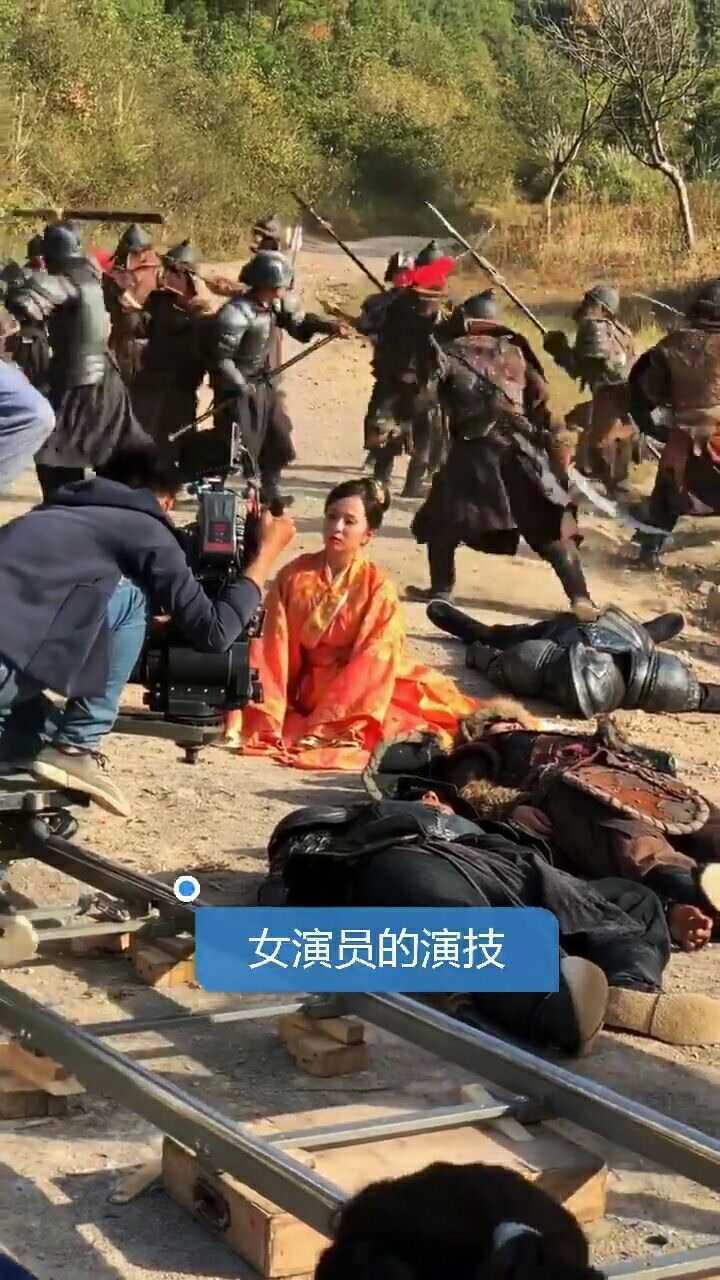 拍戏现场女演员的演技太好了,特别是那死不瞑目的感觉