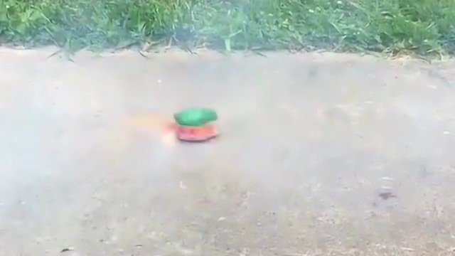 烟花原地转圈就算了还能变形,谁发明的啊,这么沙雕!