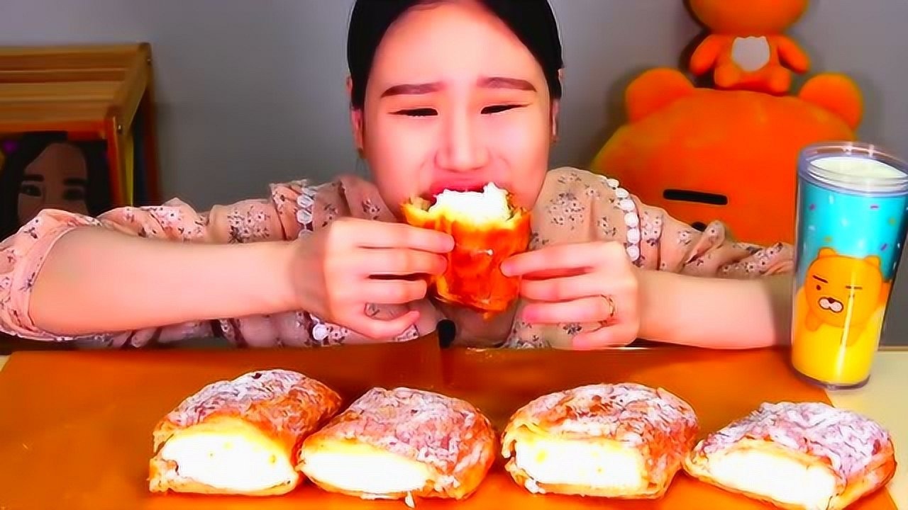 韩国大胃王卡妹试吃老式奶油面包大口大口吃的好过瘾