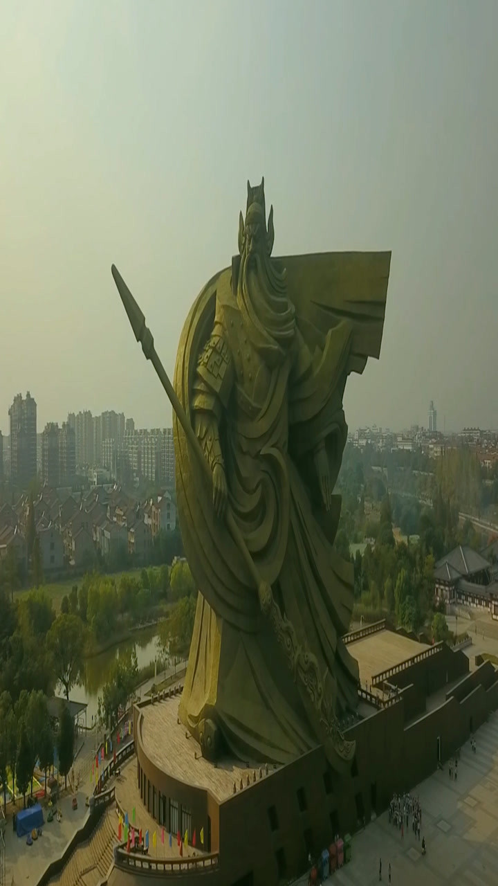 湖北荆州关公像,70米青龙偃月刀霸气外露.