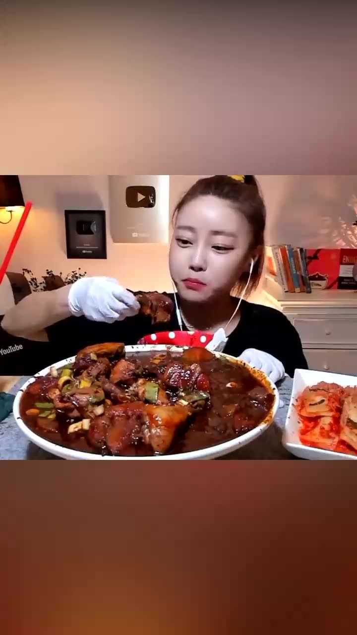 韩国吃播多萝西吃辣味炖鸡,黑压压的一锅乱炖