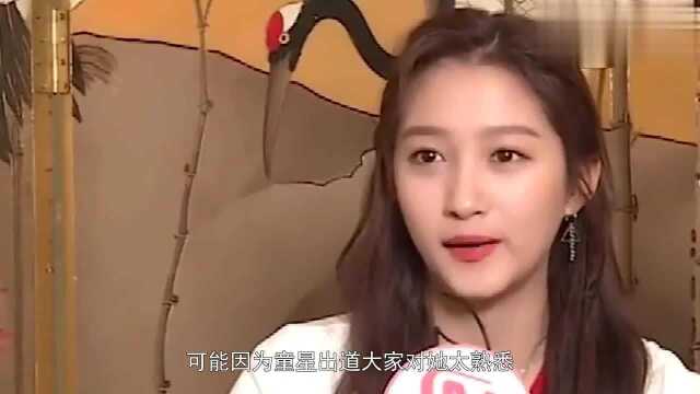 关晓彤对路人镜头露出不耐烦的表情!邻家女孩儿也可以这么凶?