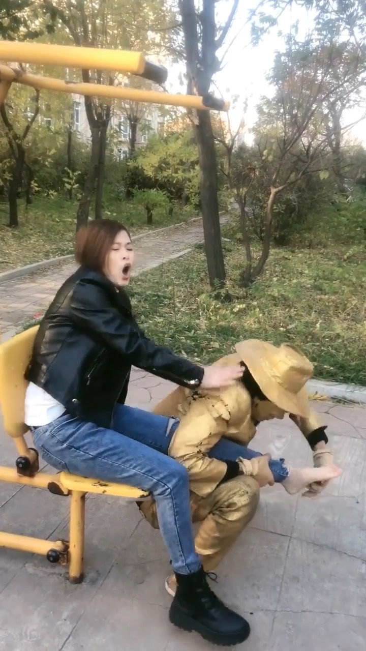 你挠我脚心痒痒干嘛