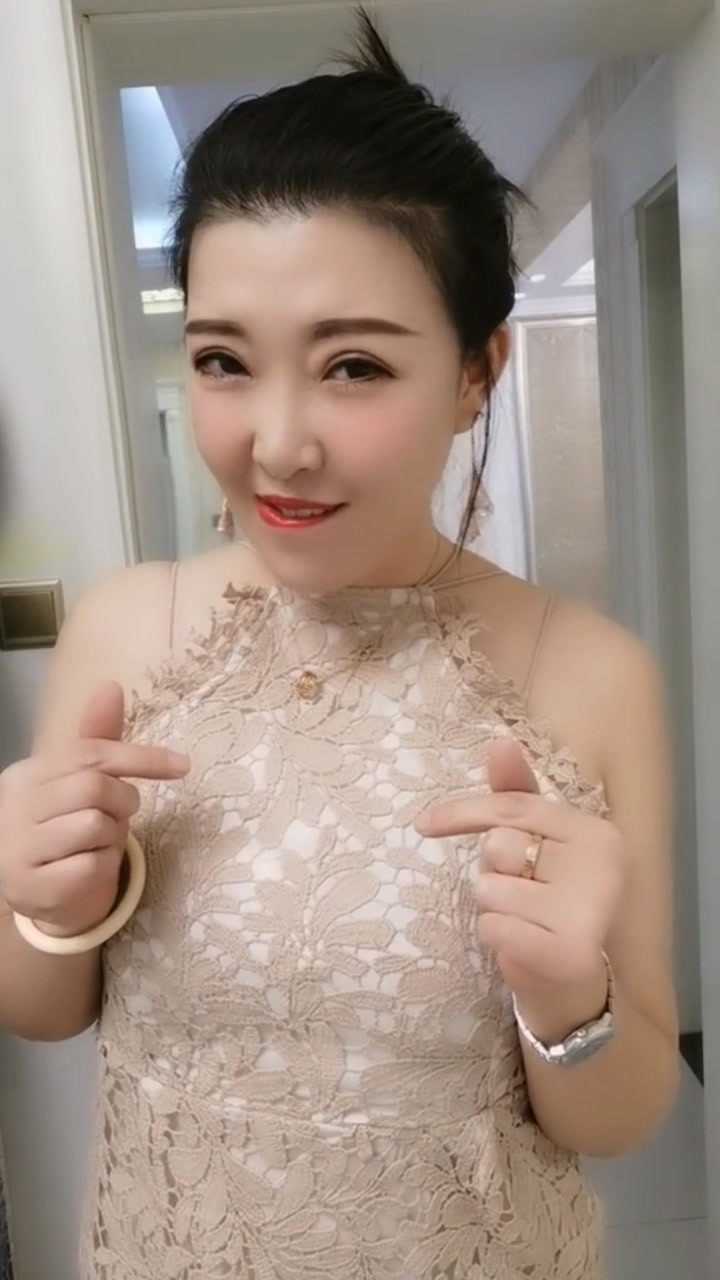这是我老婆的妹妹,一有空就往我家跑,也不知道想干啥