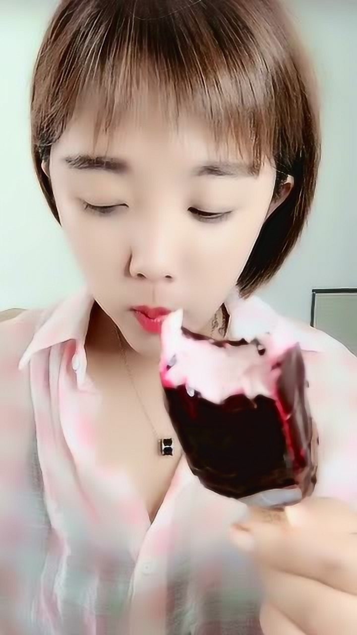 美女小姐姐吃网红梦琪龙雪糕,听着她的咀嚼声,馋的我直流口水
