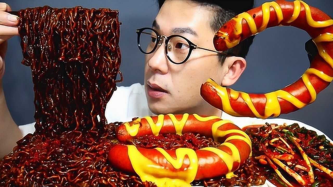 韩国小哥吃播“爆辣”火鸡面+芝士香肠，大口秒吞，吃得真爽！_高清