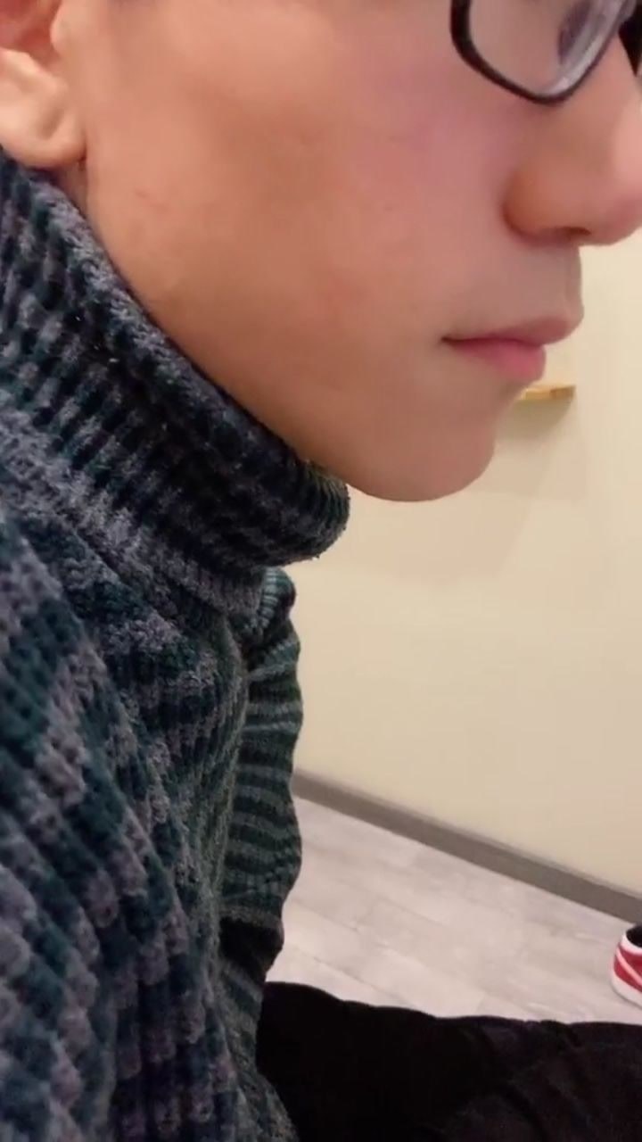 摸男生的喉结时,会有怎样的反应呢