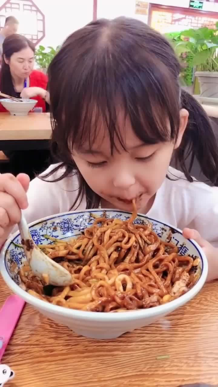 萌娃吃面条一吃一大口太可爱了网友吃面的高手都用勺子