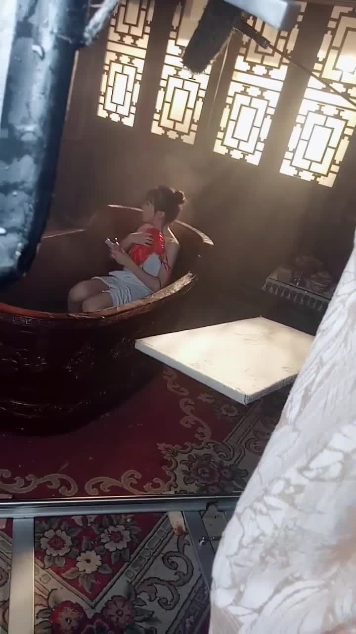 拍古代美女洗澡的戏人在浴盘里面是这样的