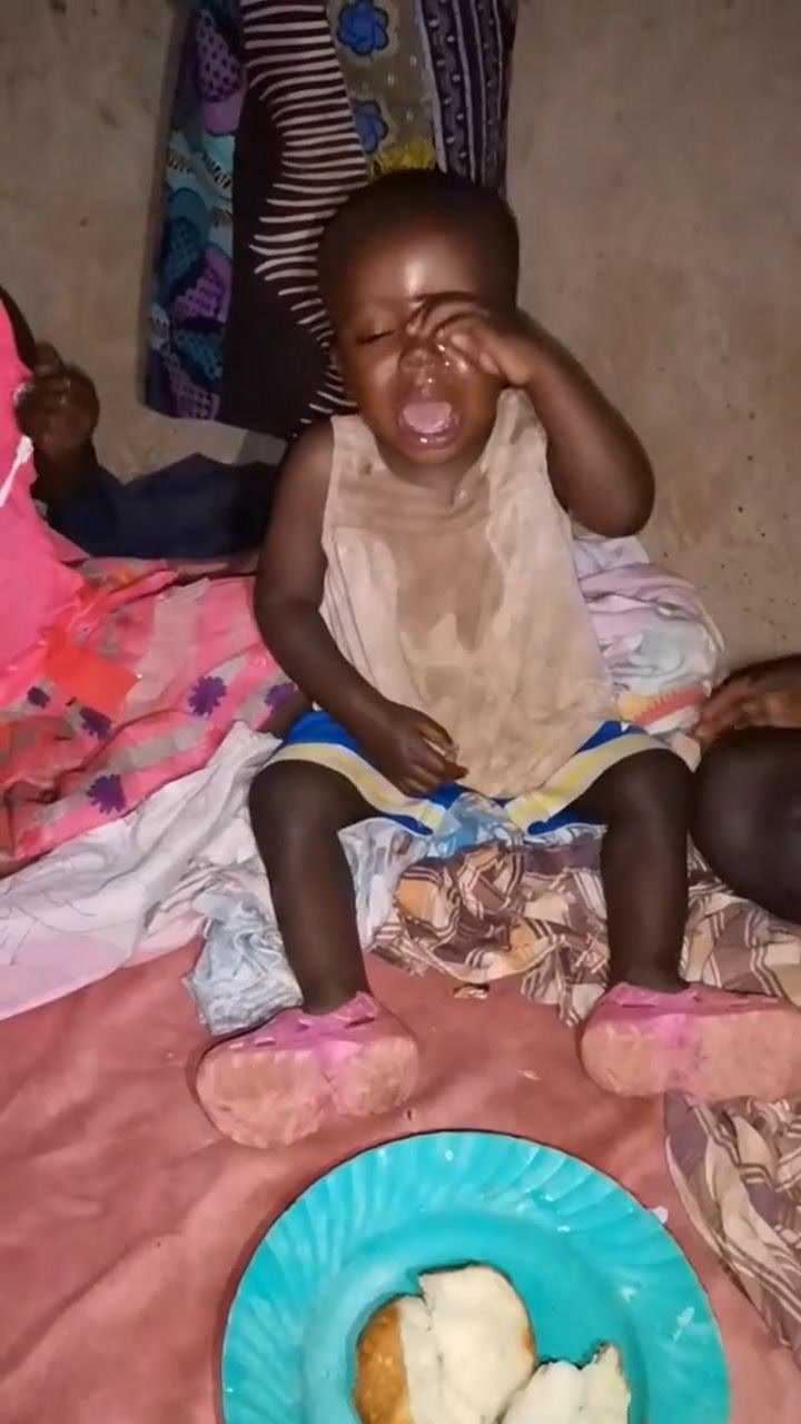 小孩哭的太可怜了