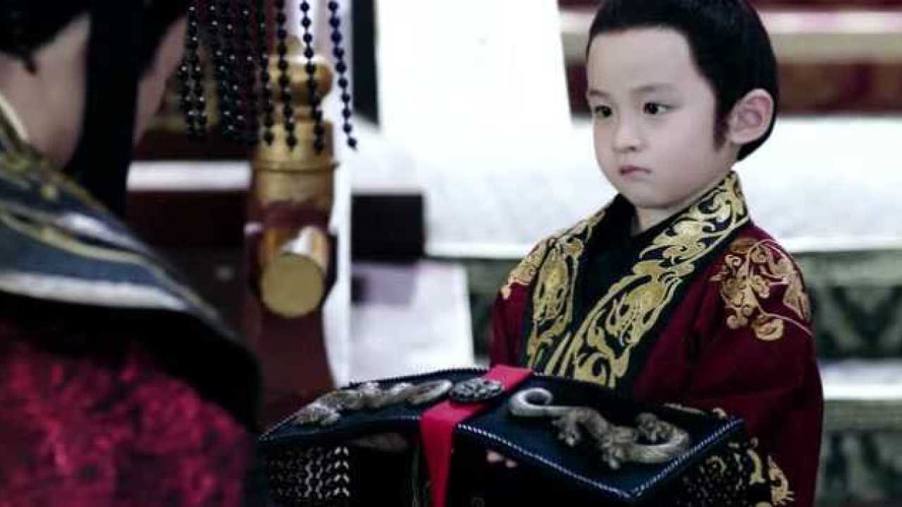 小皇帝欲禅位于杨坚端着王冠送给他吓得杨坚直接跪下