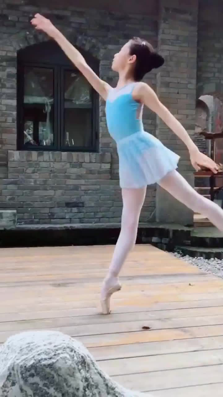 芭蕾舞者：看见你鞋子都坏了，懂得坚持的孩子最美！_高清