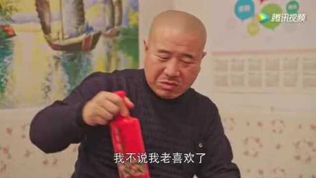 乡村爱情协奏曲:赵四带礼物去看假受伤的刘能!