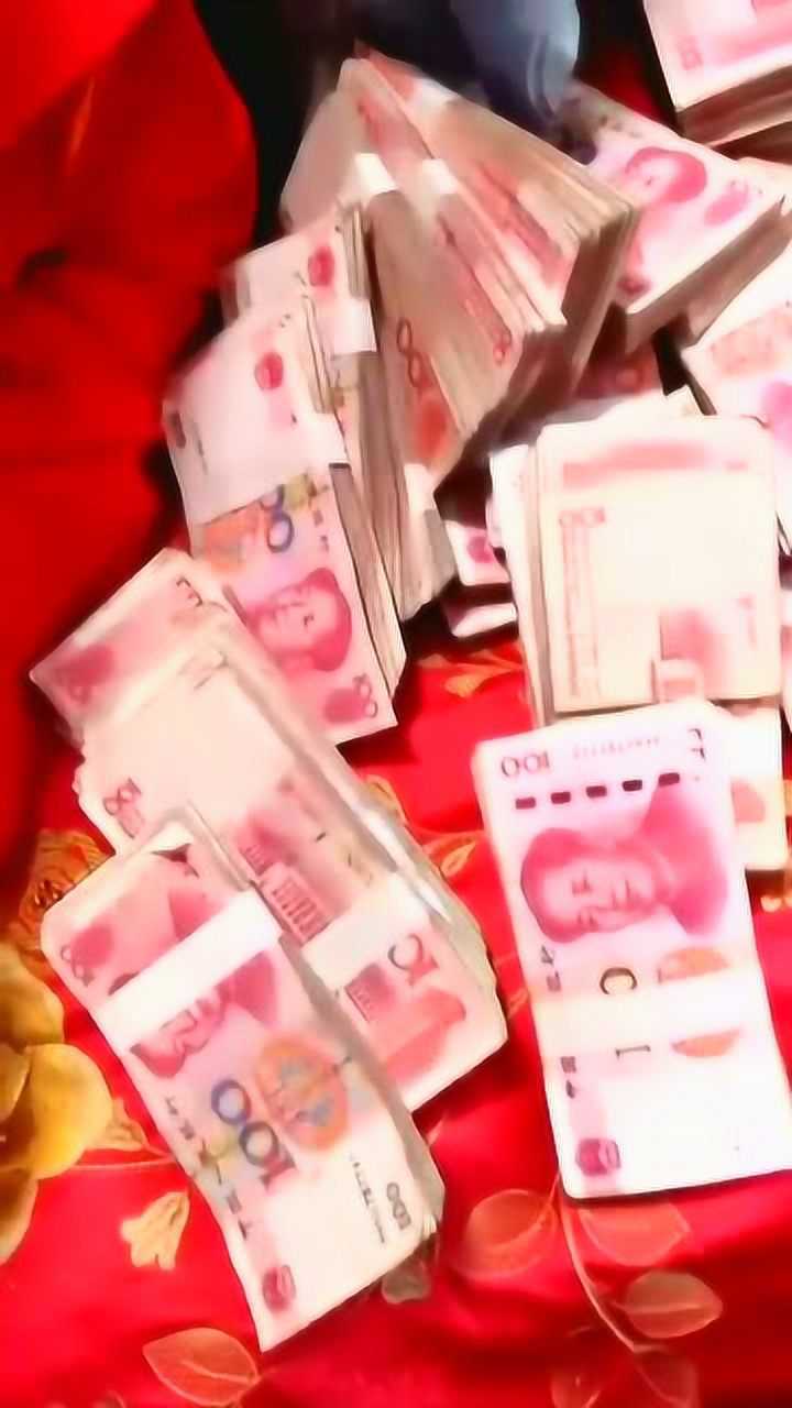 结婚当天晚上新娘新郎忙着数钱,有同款的吗