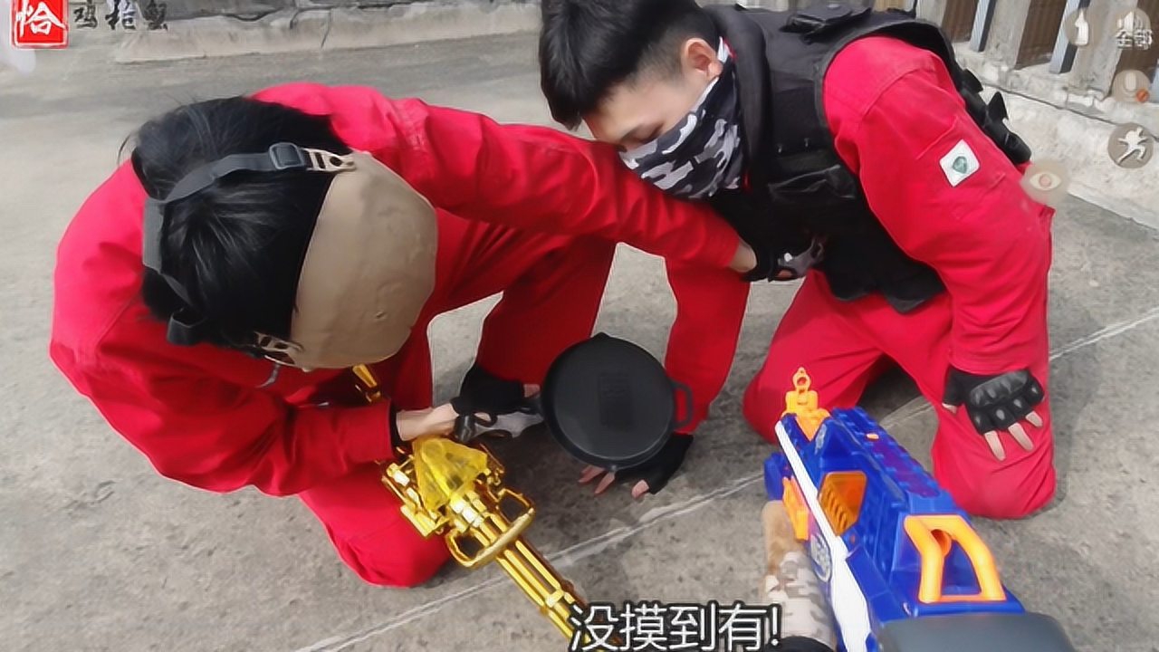 真人版吃鸡:队友竟大庭广众下"摸"敌人身,广东仔这是想干嘛?