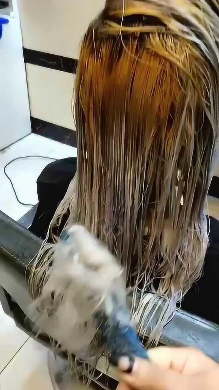 我该怎么办给美女头发软化过度了在线等方法