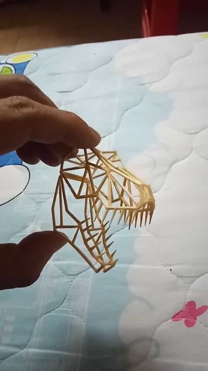 新年到了,送儿子一件自己做的玩具,牙签拼的暴龙头骨