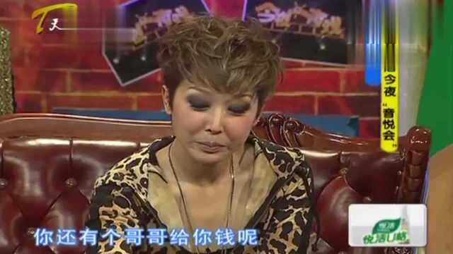 美女歌手孙悦,身穿豹纹,追忆曾经的经典歌曲