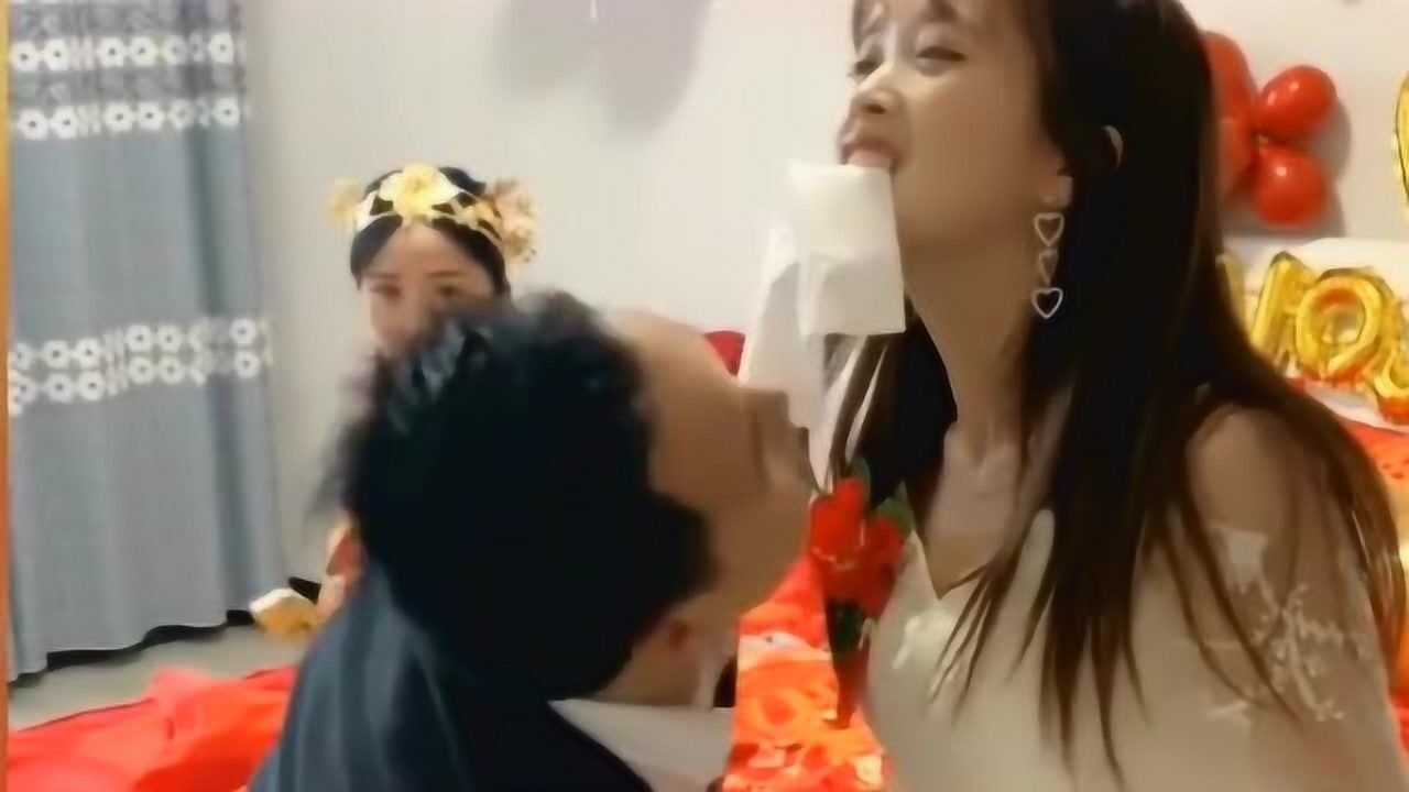被新娘出卖的伴娘，婚礼上伴郎玩的太过火，几乎俩人就要亲上了！_高清
